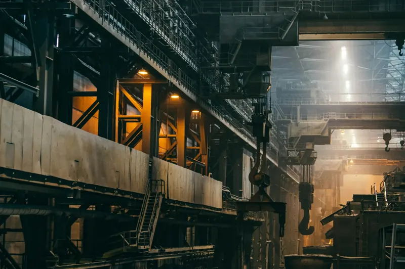 Interior de una nave industrial con puente grúa