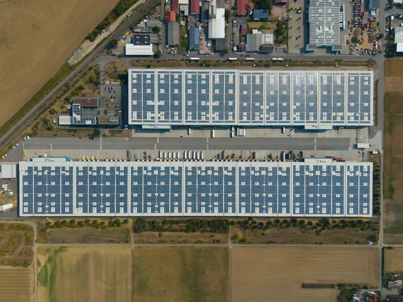 Vista aérea de naves logísticas con paneles solares