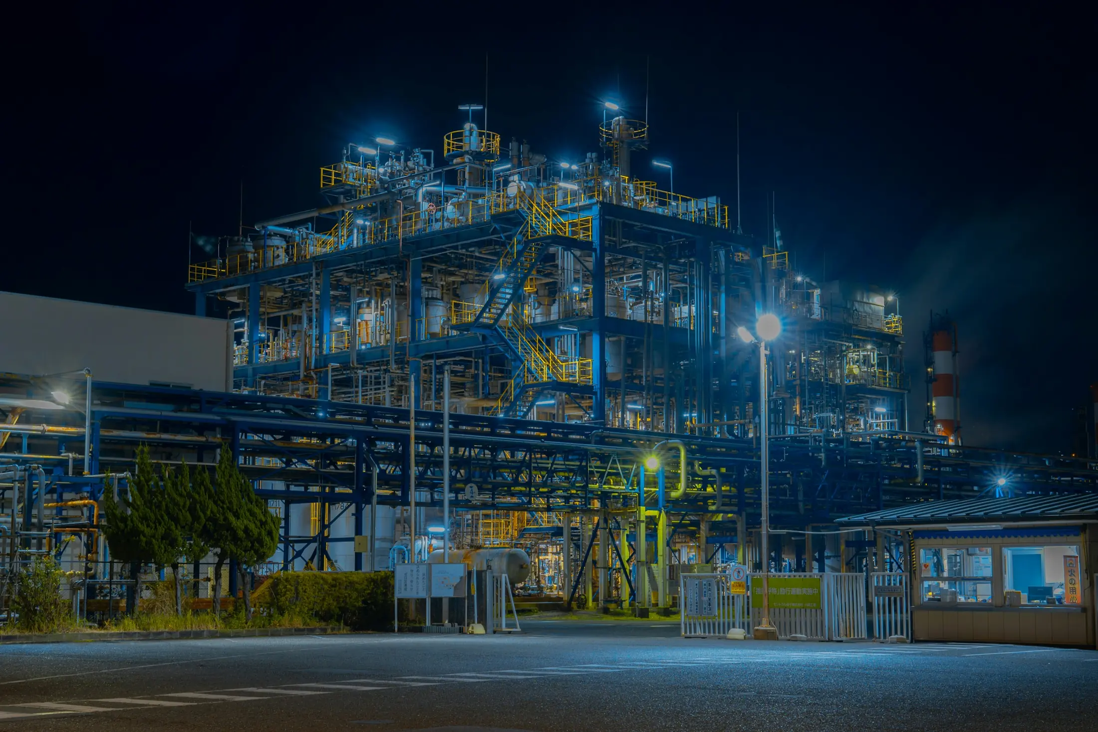 Planta industrial iluminada de noche